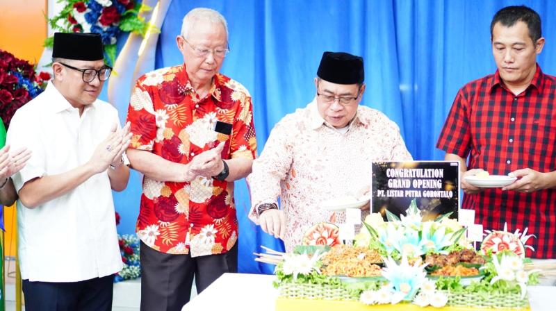Mayor Adhan and Deputy Mayor Indra Attend the Grand Opening of Surya Agung Elektronik