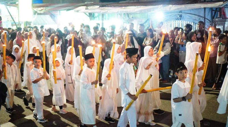 Torchlight Parade and 2,026 Cup Sweet Potato Kolak Festival Enliven Nuzulul Qur'an Night in Molosipat W
