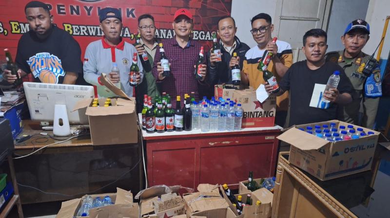 Public Order Agency (Satpol PP) Seizes 251 Bottles of Liquor in a Special Raid, Targeting Six Districts